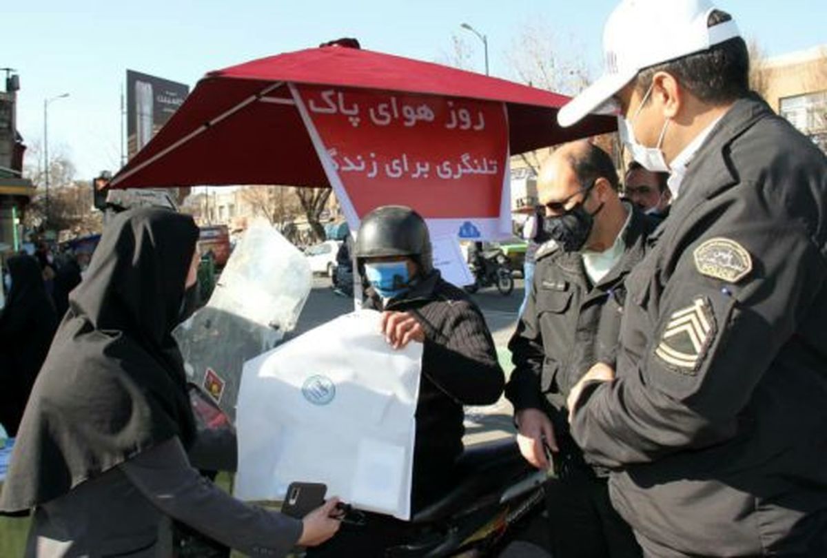 مانور موتورسوار خوب در روز هوای پاک در قلب طهران برگزار شد