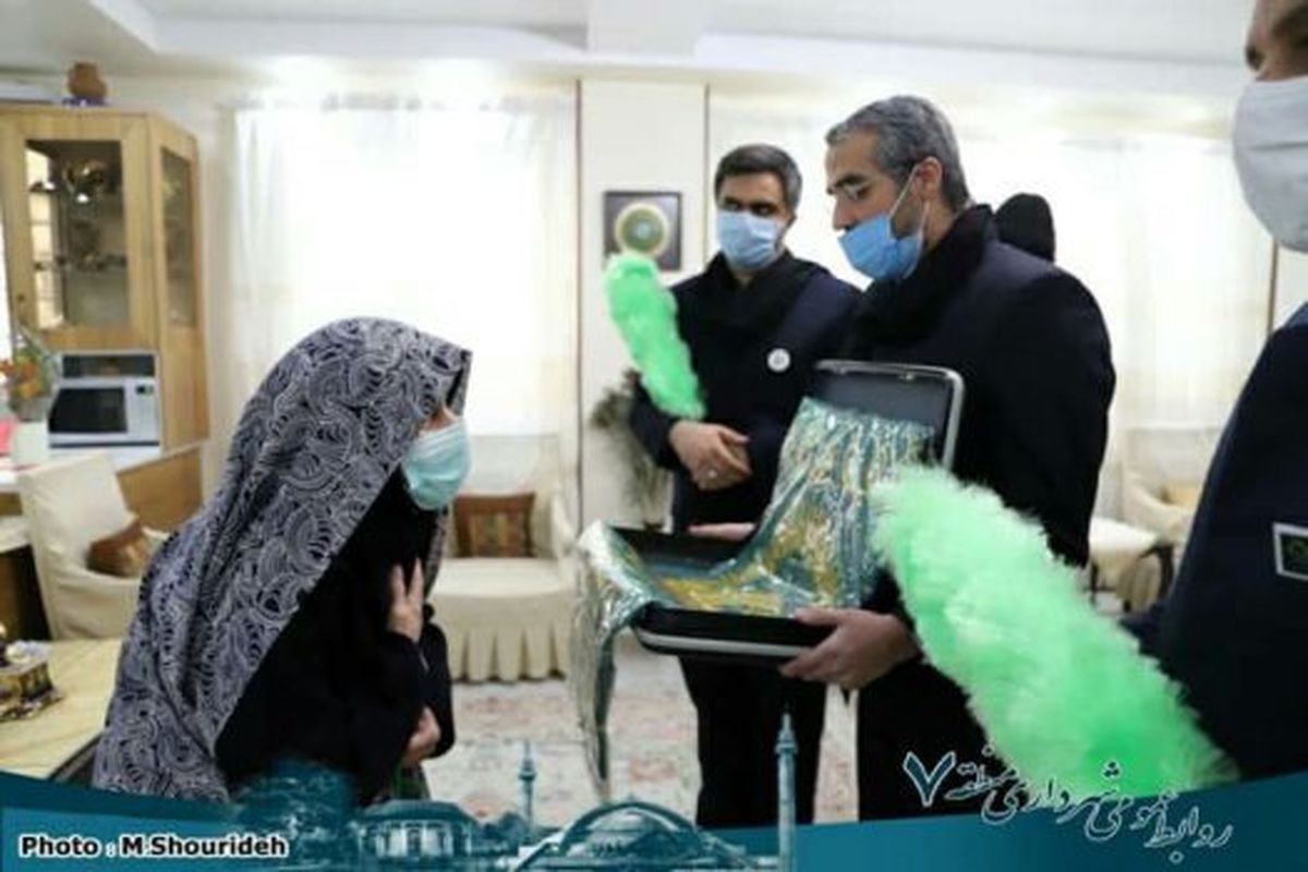 مراسم تجلیل از مادران و همسران چهار شهید منطقه ۷ برگزار شد