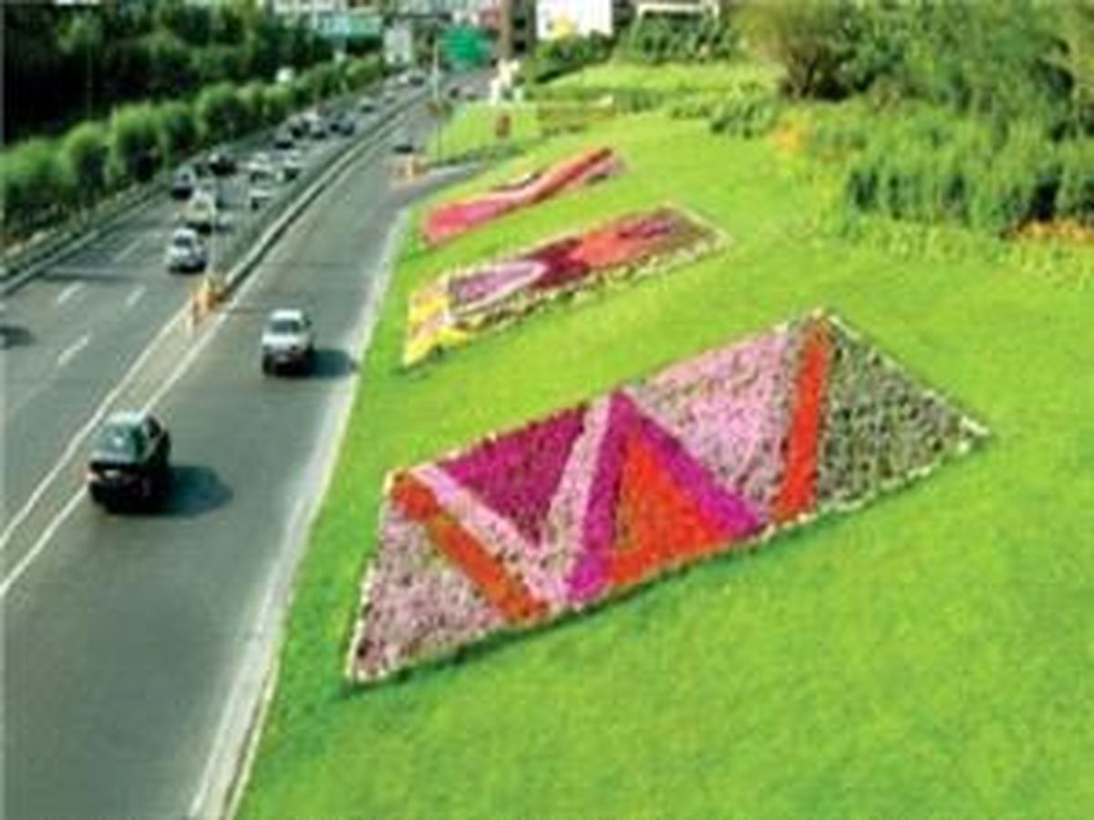 ۹۱۲۴ متر مربع فرش گل در حاشیه بزرگراه های منطقه سه گسترده شد
