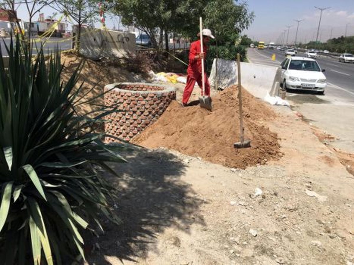 ترمیم و نصب سازه جدید منهول جمع آوری آبهای سطحی در بزرگراه آزادگان