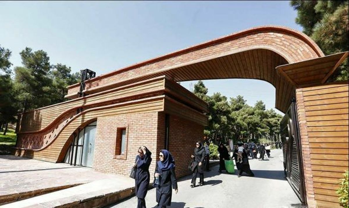 نصب سرديس بانو حديدچي در بوستان بانوان منطقه چهار تهران