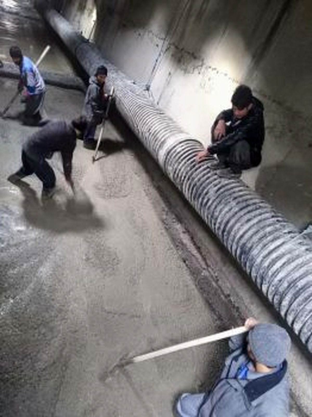 رفع بوی تعفن کانال عبادی در منطقه چهارتهران