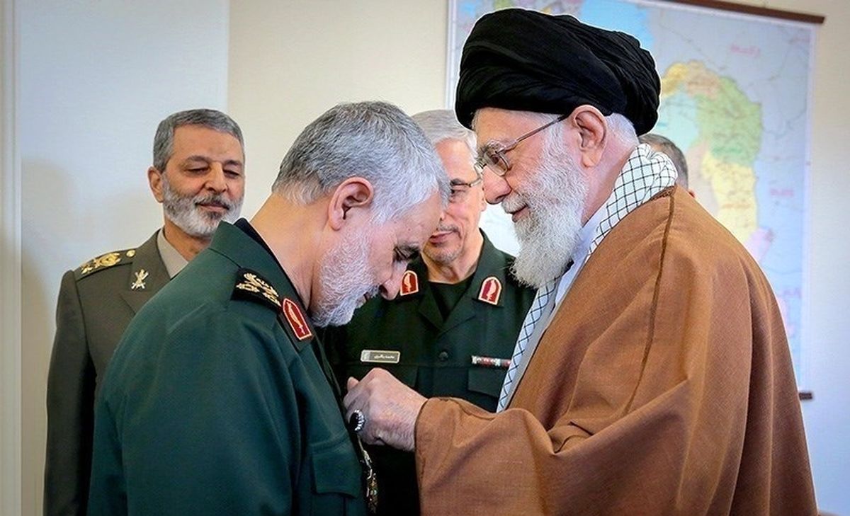 تصویر امضای شهادت رهبر معظم انقلاب بر کفن سردار سلیمانی