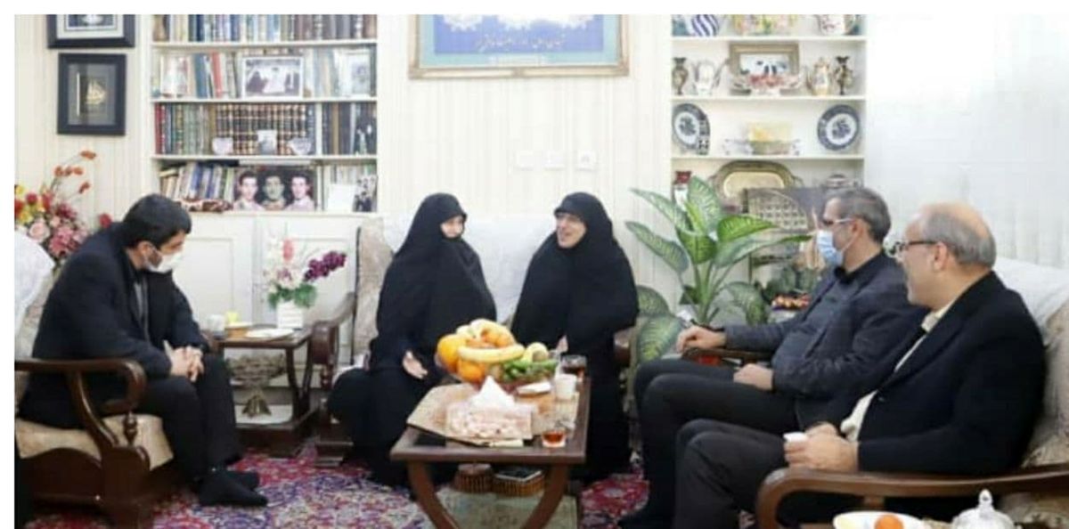دیدار شهردار منطقه ۱۶ و جمعی از اعضای شورای شهر تهران با مادر شهیدان خالقی پور
