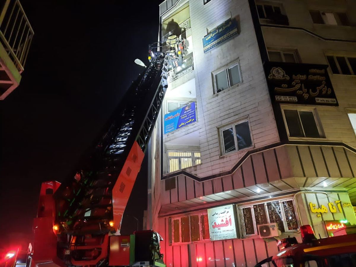 آتش‌سوزی در طبقه سوم یک مجتمع جان چهار نفر را در واحد بالایی گرفت + فیلم و عکس
