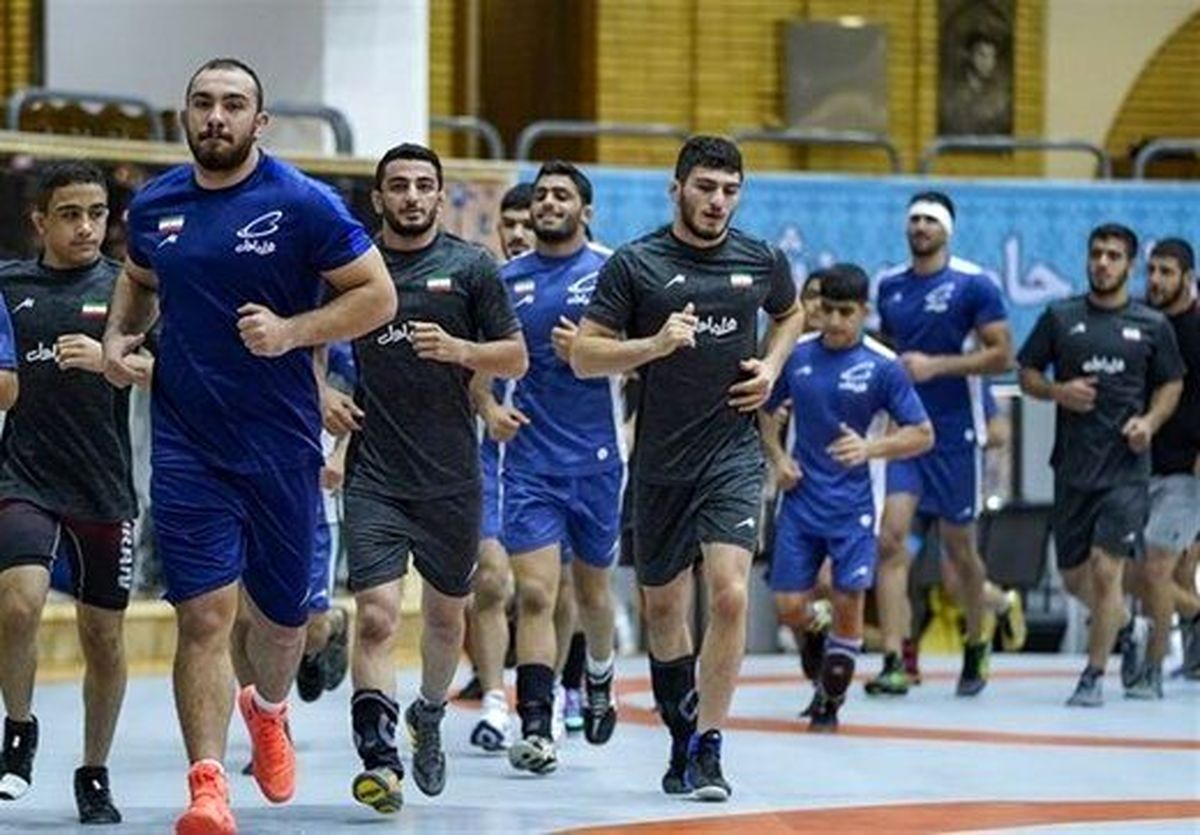 عکسی از ستاره های کشتی ایران با لباس های عربی