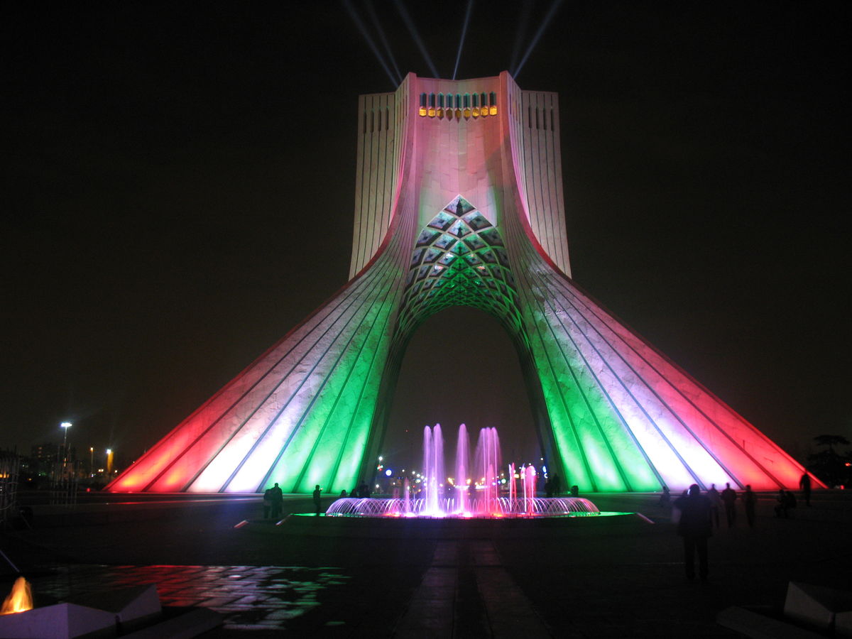 مدال نمادین افتخار انقلاب اسلامی بر گردن برج آزادی آویخته شد + عکس