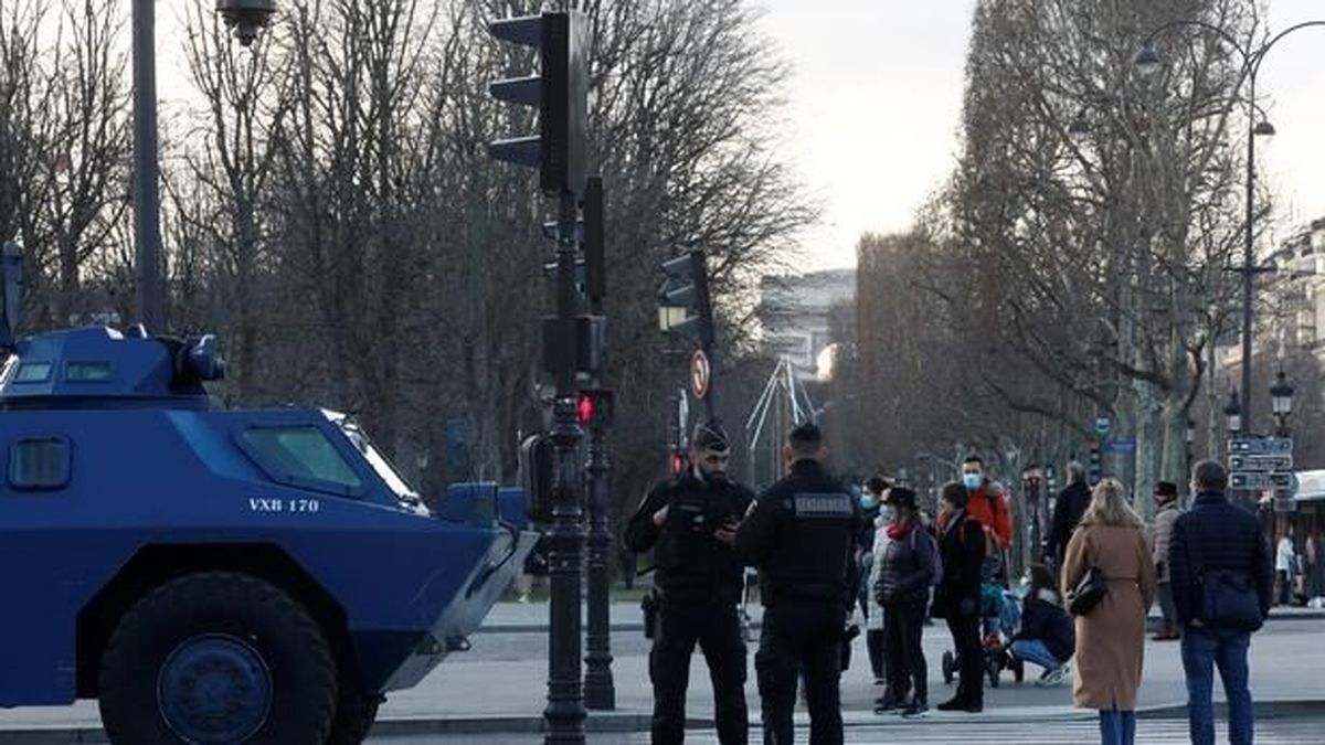 ورود کاروان‌های خودرو به پاریس در اعتراض به محدودیت‌های کرونایی