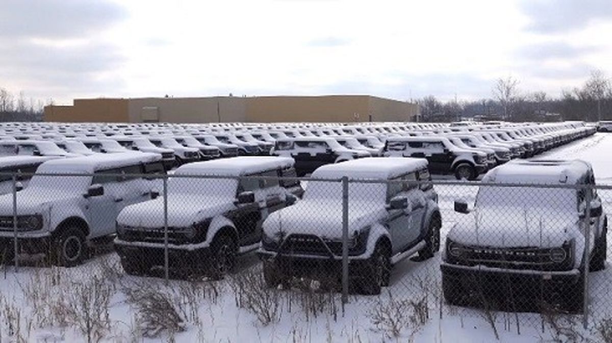 هزاران خودرو زیر برف و باران!