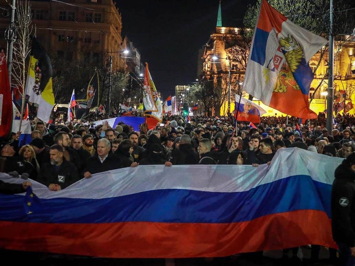 مردم صربستان در حمایت از روسیه به خیابان ریختند
