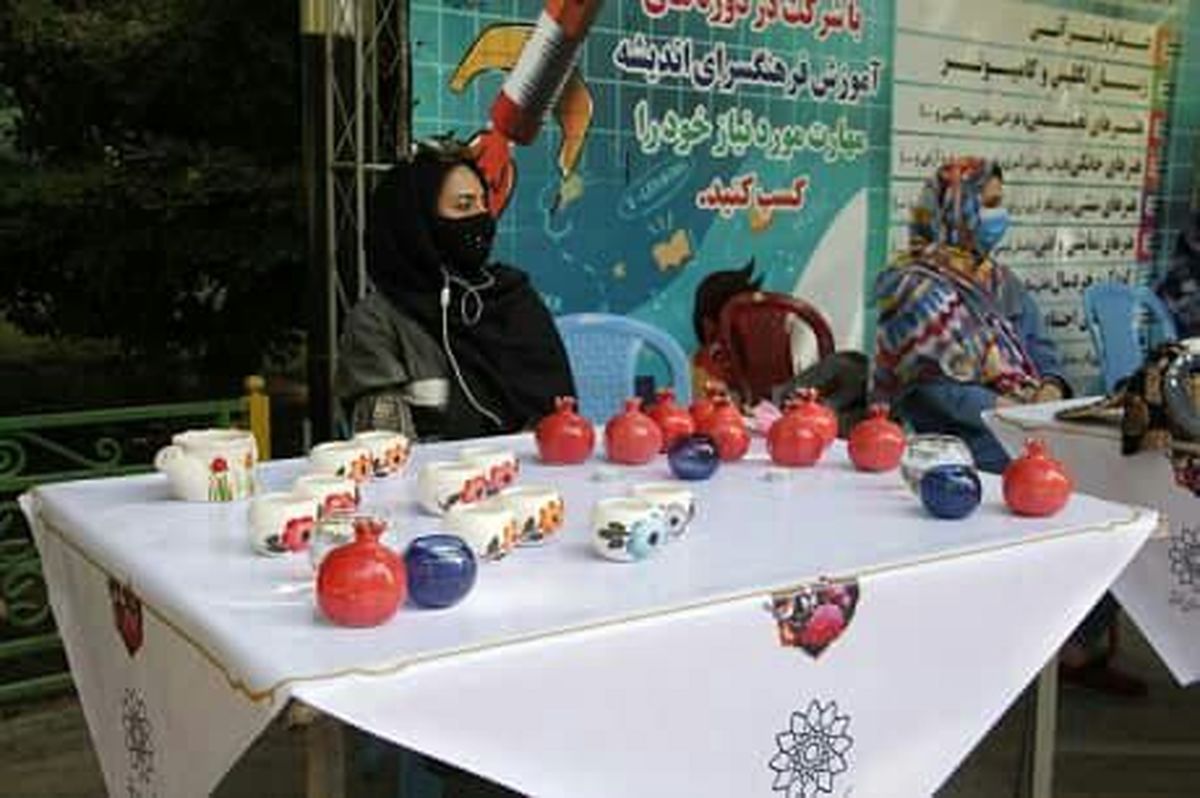 برپایی نمایشگاه دست آفرین به مناسبت دهه کرامت در منطقه ۷