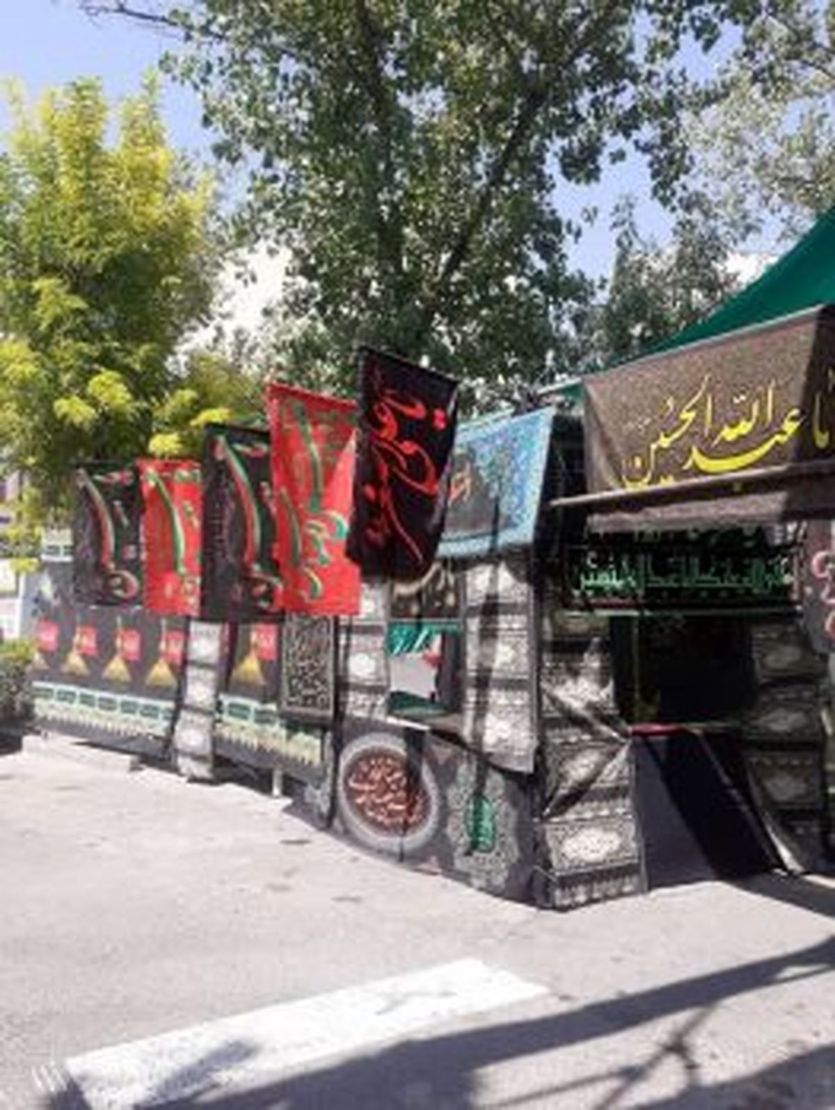 به مناسبت آغاز ماه محرم؛ محله های منطقه ۳ تهران سیاه پوش شد