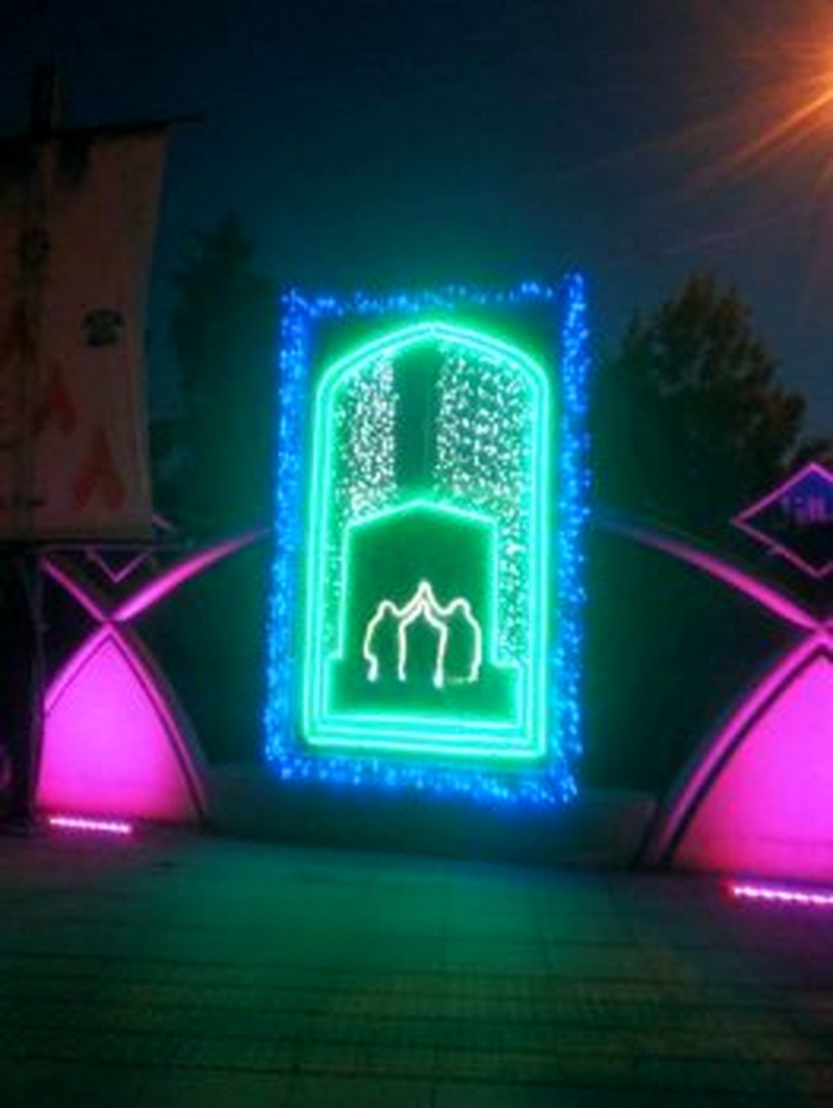 دیوار نویسی و نصب المان های نوری عید غدیر در معابر اصلی منطقه ۱۹