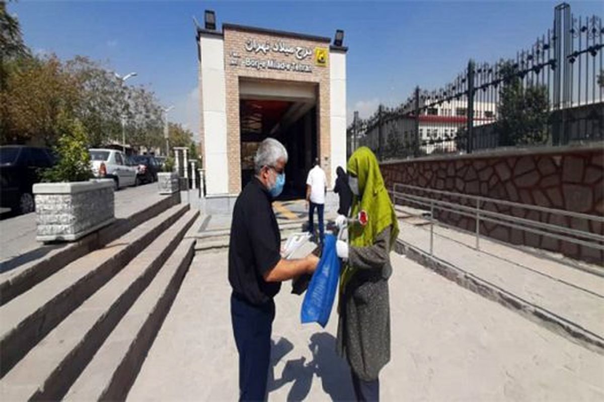 بهرهبرداری مردمی از يك ايستگاه و يك ورودی مترو به همراه تكريم شهروندان محلی