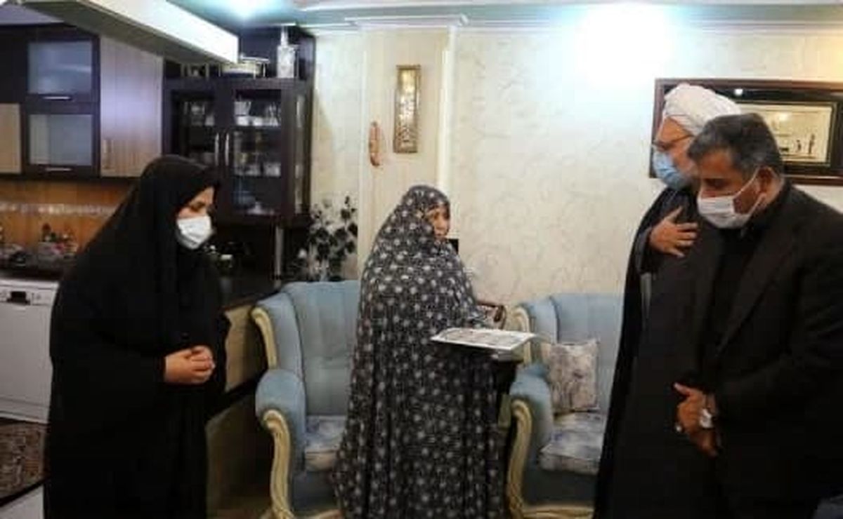 دیدار شهردار منطقه با خانواده شهید وطن دوست