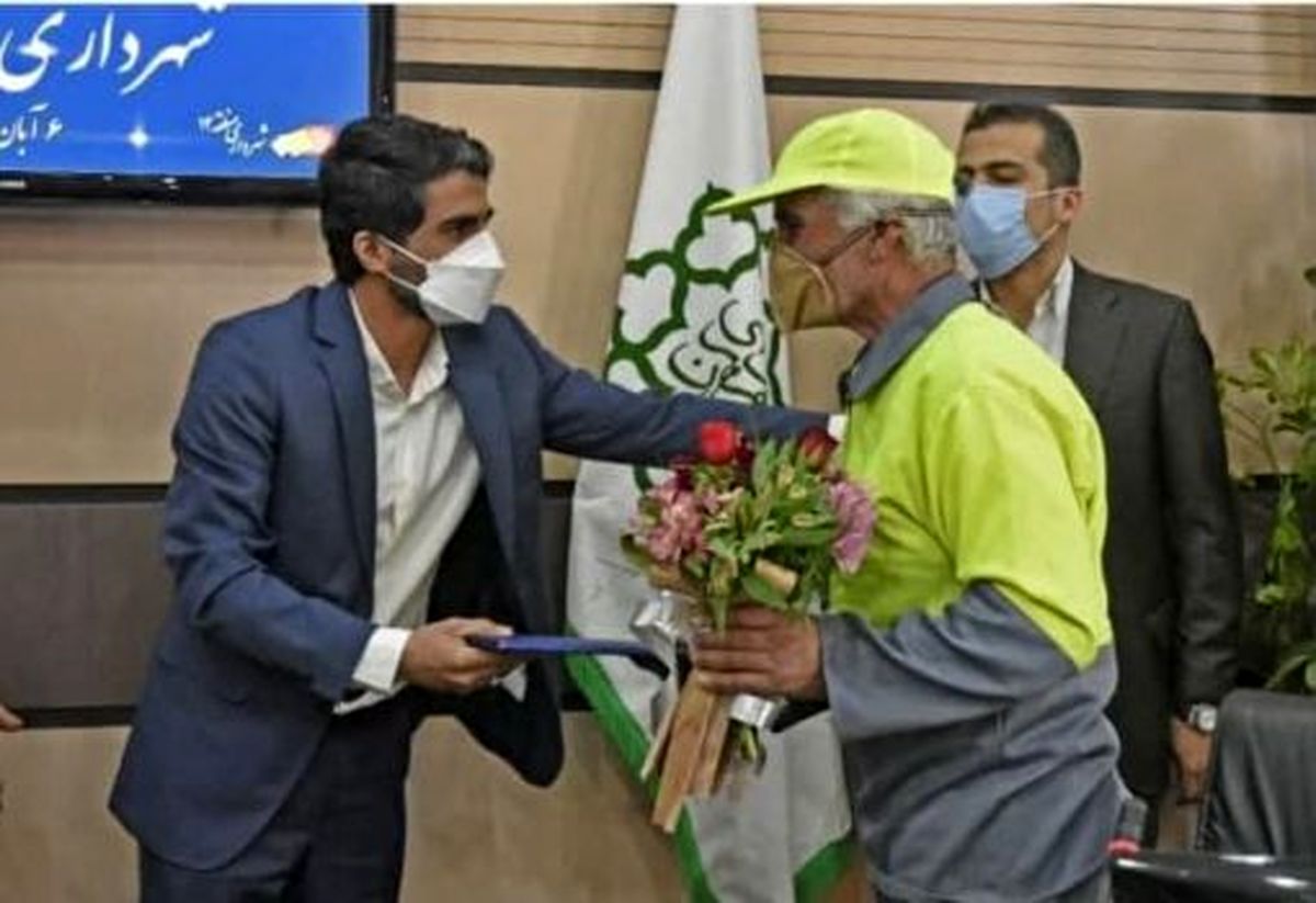 قدردانی از اقدام خودجوش دو پاکبان متعهد و دلسوز منطقه ۱۴