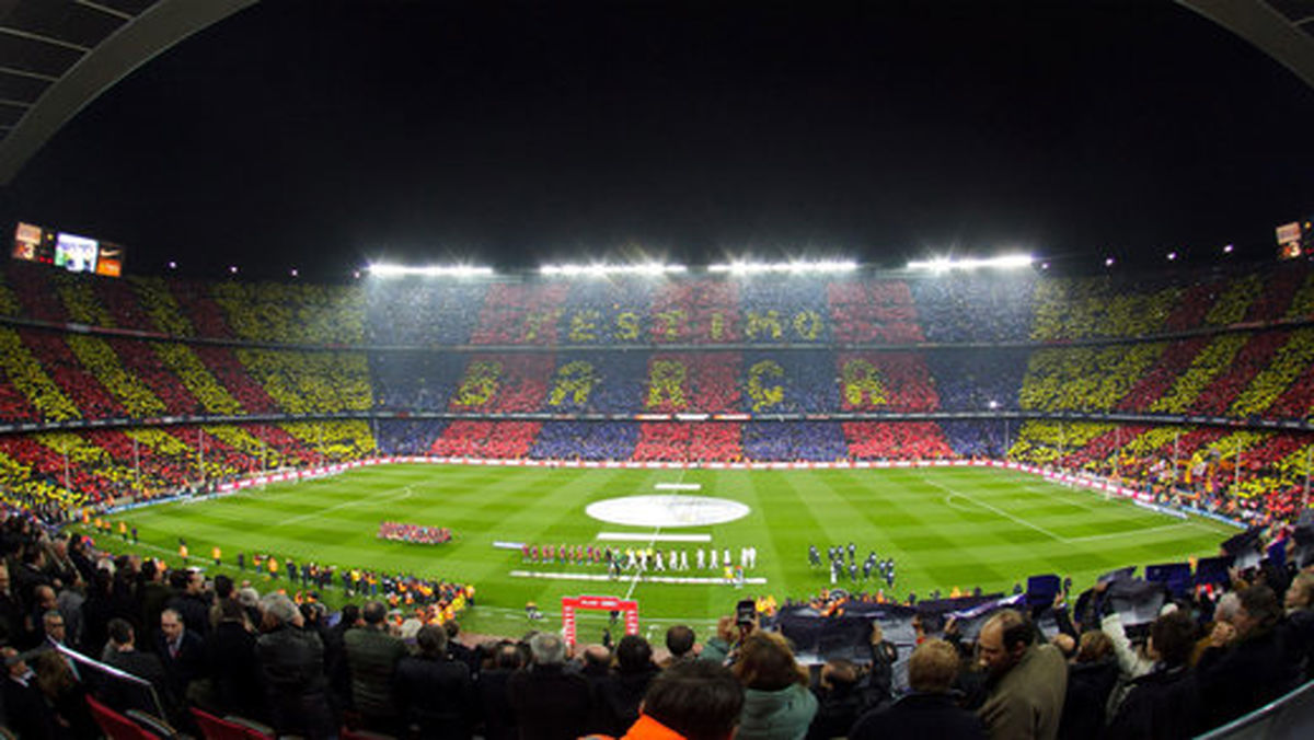 عکسی زیرخاکی از تیم بارسلونا و در زمین خاکی!