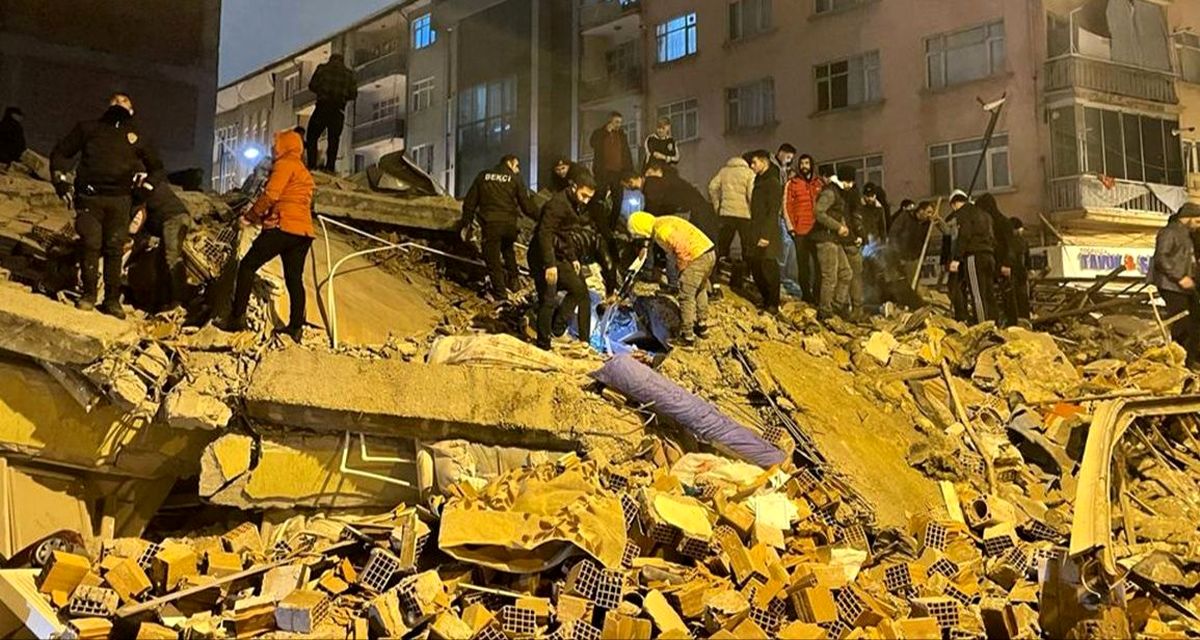 عکسی عجیب از یک ساختمان در زلزله ترکیه   فقط بالکن به جا مانده است!