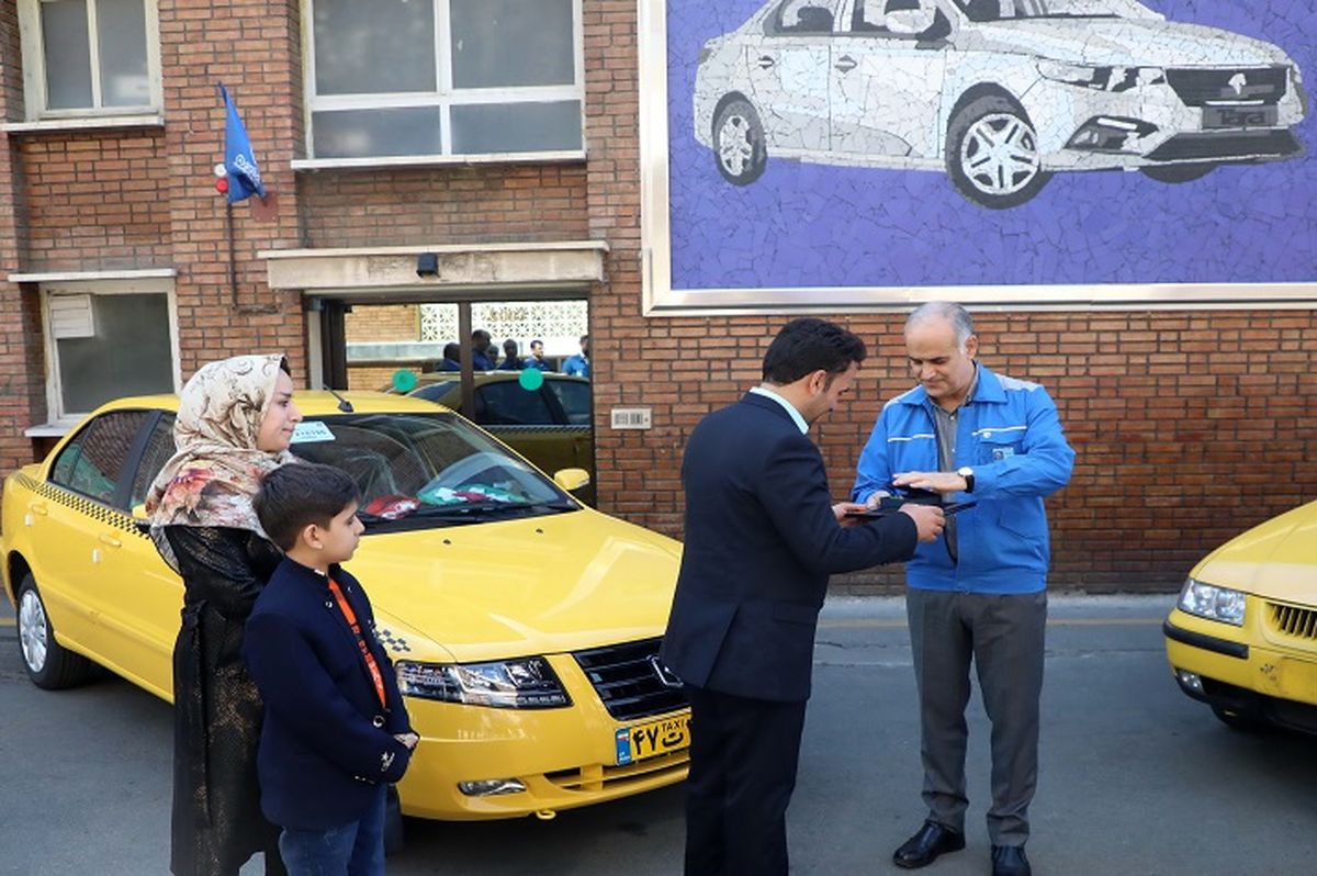 تاکسی سمند با یک میلیون کیلومتر پیمایش به موزه ایران خودرو رفت  صاحب خودرو سورن پلاس گرفت
