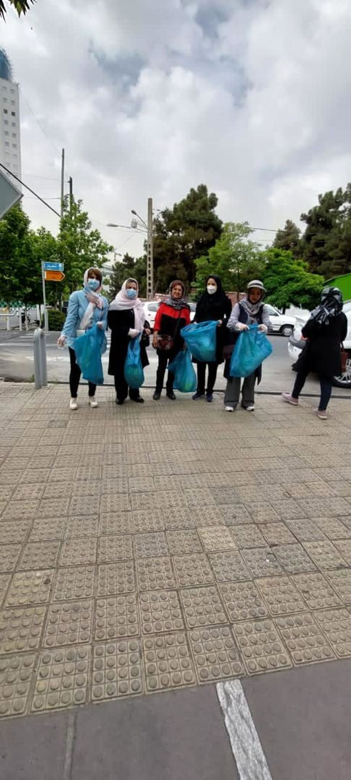 پاکسازی بلندترین خیابان خاورمیانه و بوستان های منطقه 3  از   پسماند