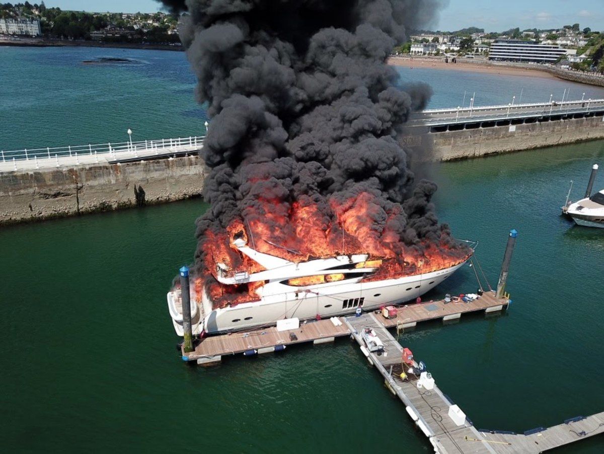 قایق لوکس ۶ میلیون پوندی در آتش سوخت+ فیلم