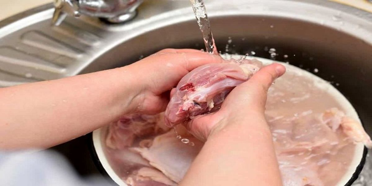 آیا شستن گوشت مرغ خطرناک است؟