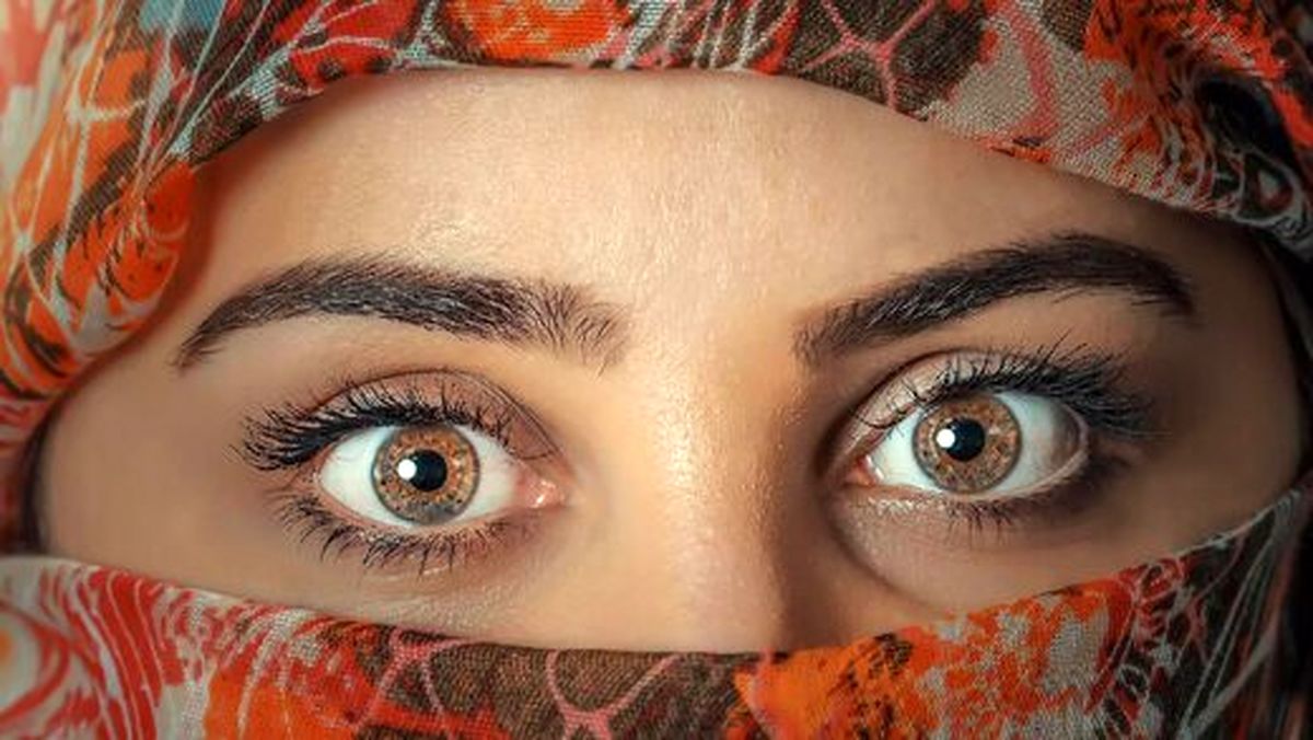 آیا تا به حال سنگینی نگاه کسی را حس کردهاید؟