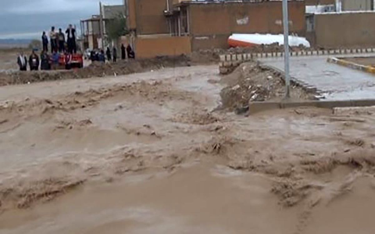 جاری شدن سیلاب در خوزستان  پیکر ۲ سرنشین خودرو گرفتار در سیلاب هفتکل پیدا شد