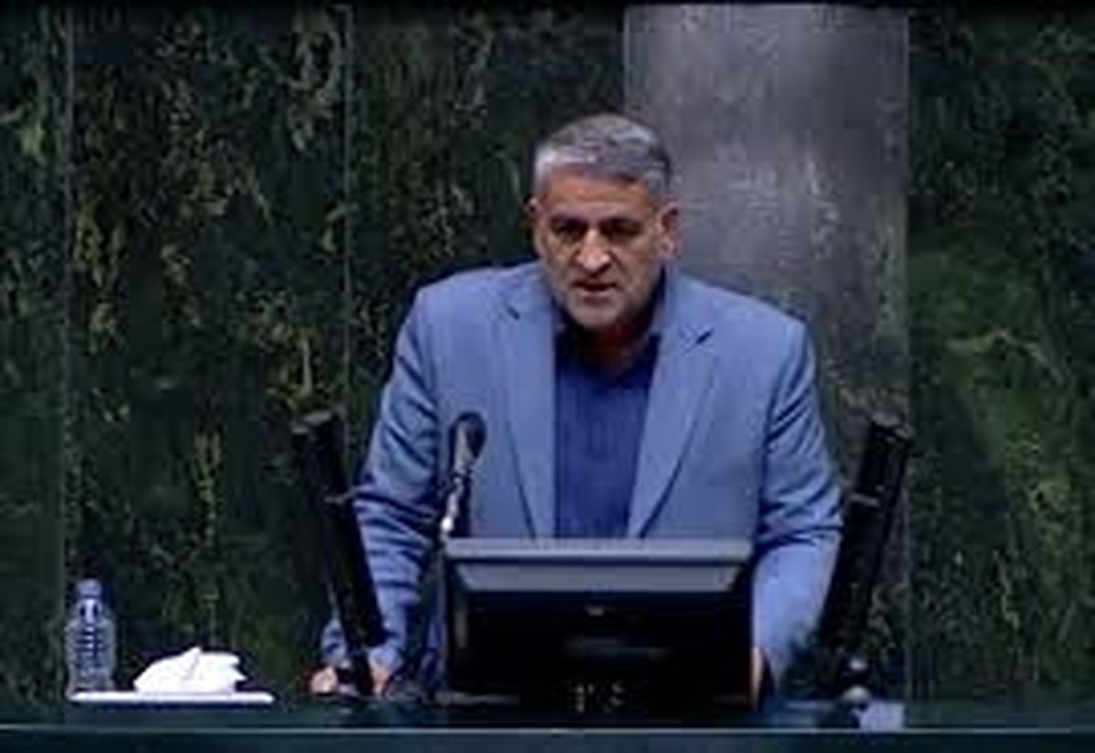 فیلمی که بنده در حال دادن کارت هدیه هستم را تأیید میکنم