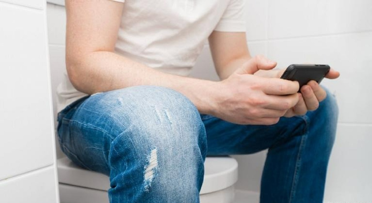 آیا نشستن روی صندلی توالت‌های عمومی بی‌خطر است؟