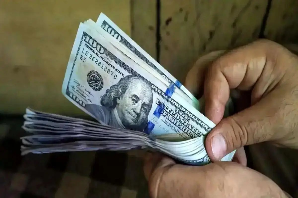 قیمت دلار   صعود دلار به کانال ۱۰۷ هزار تومانی