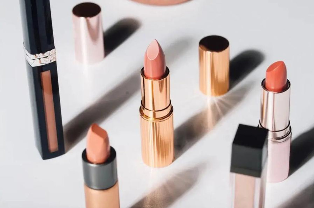 بلع ناخواسته رژلب و افزایش خطر جذب فلزات سنگین